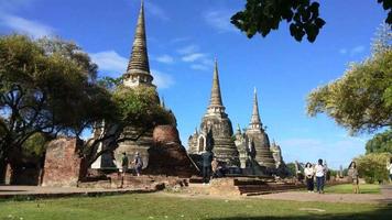 templo budista do parque histórico de Ayutthaya na Tailândia video