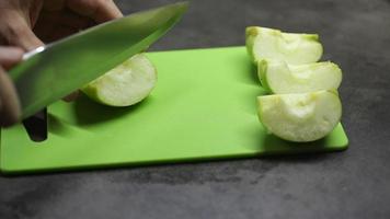 mãos cortando maçãs video