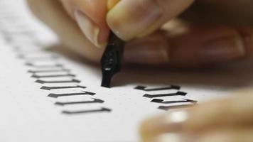 mulher escreve letras caligráficas video