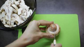 cortando cogumelos na cozinha video