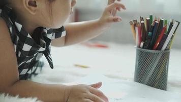 kleines Mädchen zeichnen video
