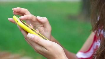 junge Frau mit einem Smartphone video