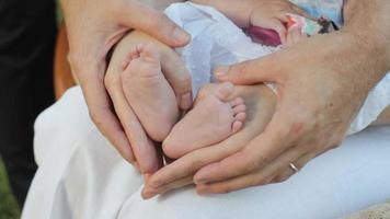 pieds de bébé sur les genoux des parents video