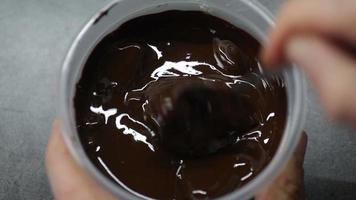 geschmolzene Schokolade in einem Plastikbehälter video