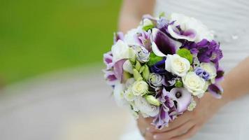 une mariée tenant un bouquet de mariage