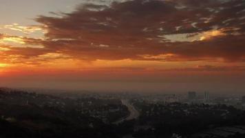 Time lapse moln flyter i en soluppgång över Los Angeles video