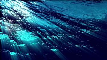 onde dell'oceano subacqueo ondeggiano e scorrono con i raggi di luce video