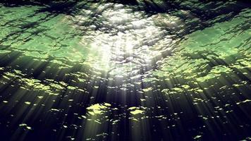 les vagues de l'océan sous-marin ondulent et coulent avec des rayons lumineux video