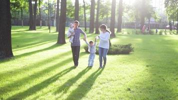 jeune famille dans le parc video