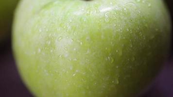 groene appels op een tafel video