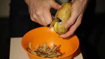 een aardappel schillen