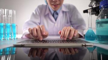 Wissenschaftler tippen auf einer Tastatur video