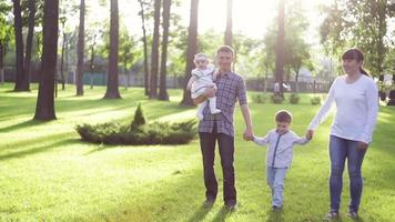 jeune famille dans le parc video