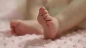 les pieds de bébé bougent video