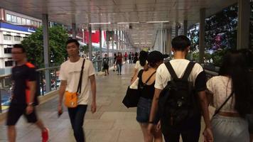 gente caminando en el skywalk en bangkok video