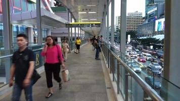 Les gens qui marchent sur la passerelle à Bangkok video