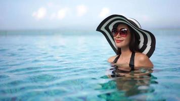 junge Frau, die sich in einem Schwimmbad entspannt video
