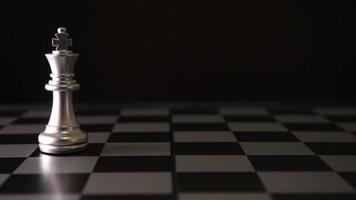 mouvement des pièces d'échecs sur la table video