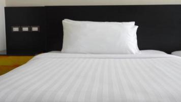 cuscini su un letto d'albergo video