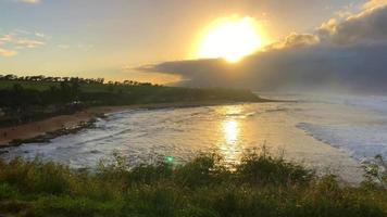 Vista costera del atardecer con olas del mar en Hawaii 4k video