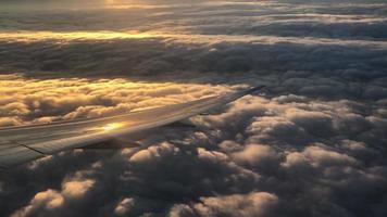 vue de l'aile de l'avion depuis la fenêtre de l'avion 4k video