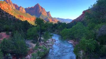 uitzicht op rivier en bergen in Zion National Park 4k video