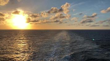 vista desde el barco del océano al atardecer 4k video