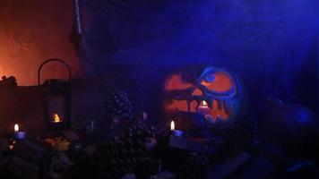 citrouille d'halloween avec fond en bois et fumée brumeuse video