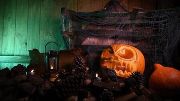 Halloween-Kürbis mit hölzernem Hintergrund und nebligem Rauch