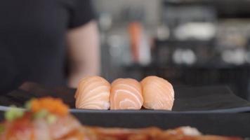 sushi eten in een restaurant video