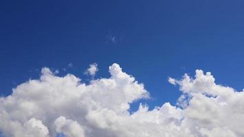 time-lapse de nuages sur un ciel bleu video