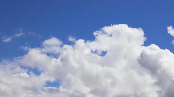 time-lapse de nubes en un cielo azul video