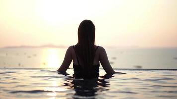 jonge vrouw ontspannen in een zwembad video
