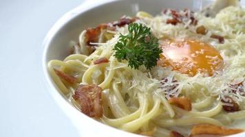 spaghetti alla carbonara su un piatto bianco video