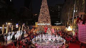 Luces y adornos navideños por la noche, Bangkok, Tailandia video