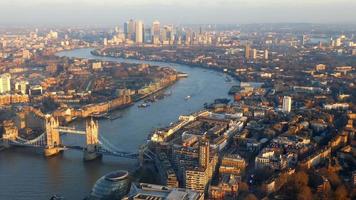 antenne van de tower bridge in Londen 4k video