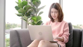 asiatisk kvinna som shoppar online video