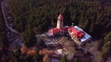 drone orbitando uma torre de vigia em 4k video