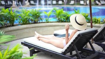 mujer relajante en la piscina video