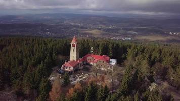 drone in orbita attorno a una torre di guardia in 4K video