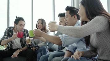 Vielfalt der Jugendgruppe Gruppenteam hält Kaffeetassen und diskutiert etwas. video
