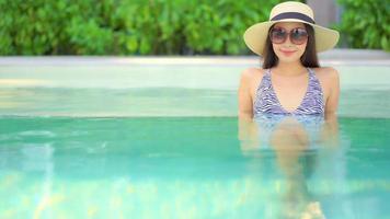 donna in piscina sorridendo alla telecamera video