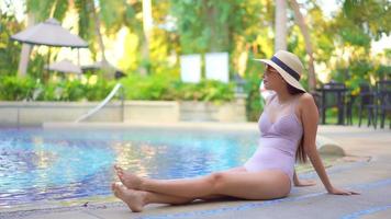Frauen rund um den Pool im Resort zum Entspannen im Urlaub video
