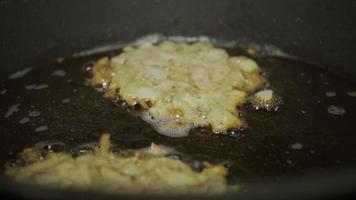 comida latka de batata judia frita em óleo quente video