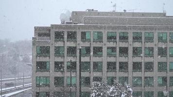 deprimerend grijs kantoorgebouw tijdens de wintersneeuwstorm video