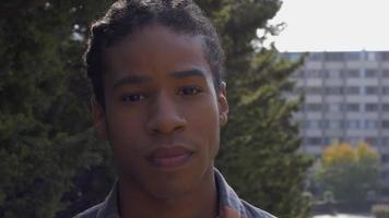 junges schwarzes Mannporträt draußen video
