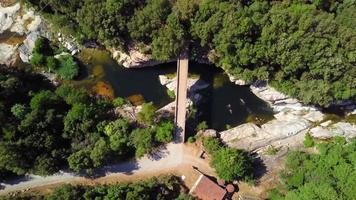 drone die afdaalt naar brug en waterval video