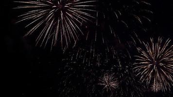 fuegos artificiales explotan pantalla video