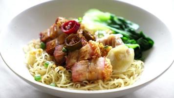 Egg noodle with crispy pork belly and wonton video