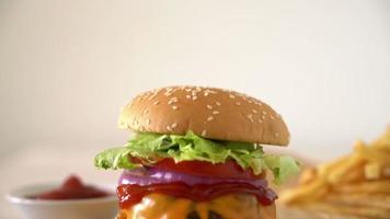 frischer leckerer Beef Burger mit Käse video